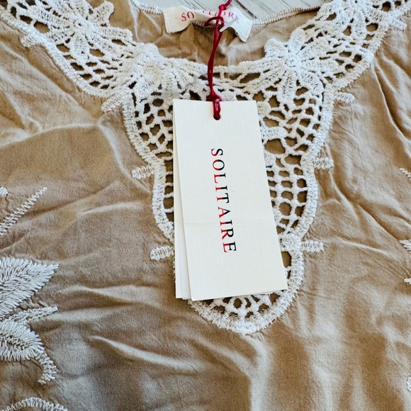 Solitaire Beige and White Lace Blouse - Picture 4 of 7